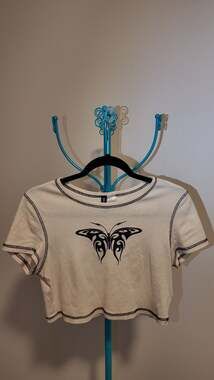 H&M DIVIDED Graphic Butterfly Cropped Baby Tee – Size M